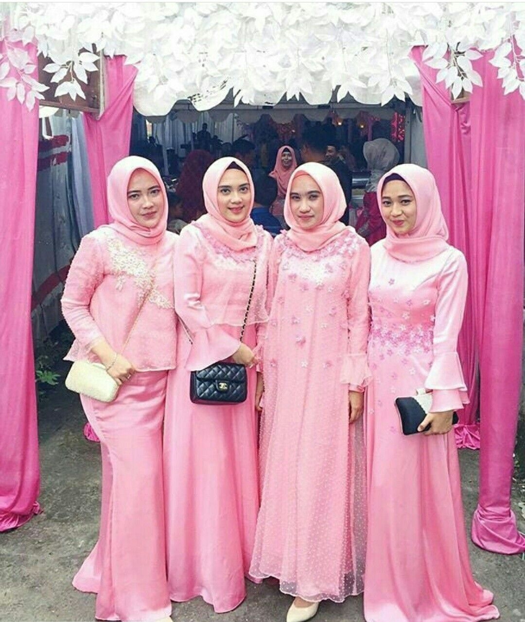 Baju bridesmaid berwarna pink