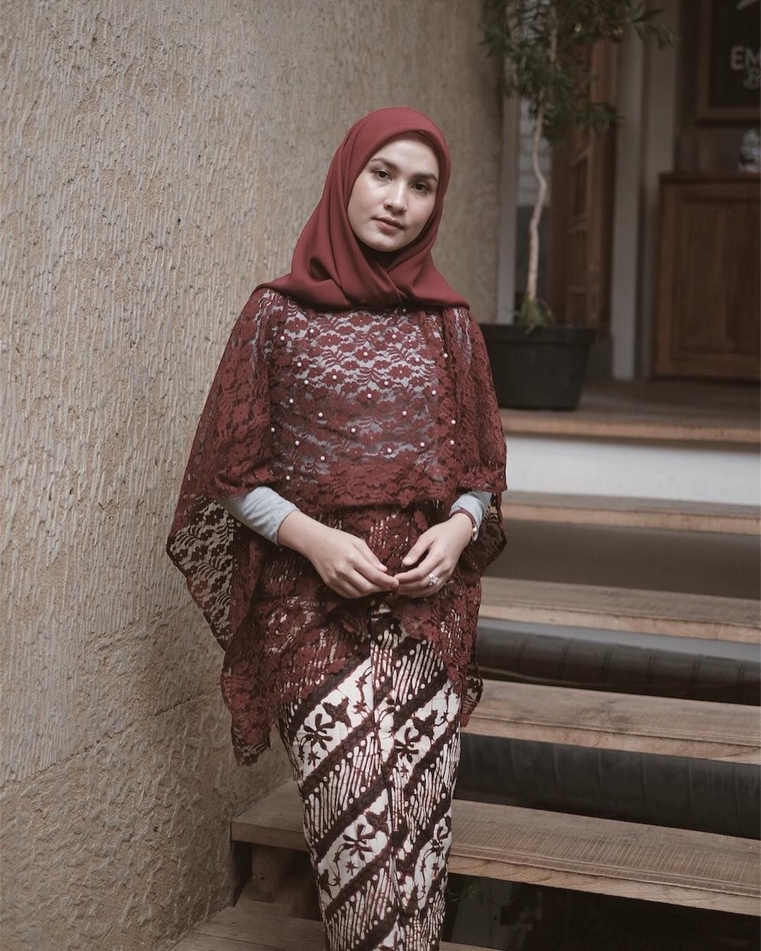 baju kondangan simple hijab ala dwi handayani dengan brokat merah