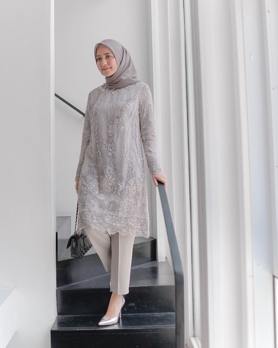 baju kondangan simple hijab ala mega iskanti dengan tema abu abu