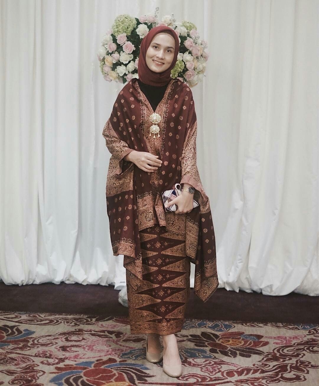 baju kondangan simple hijab dengan kain adat