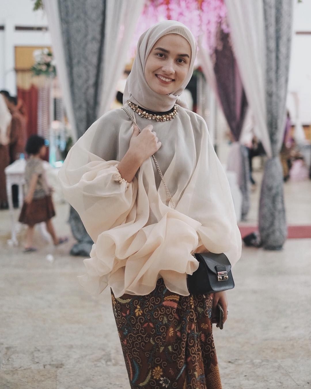 baju kondangan simple hijab dengan organdi mewah