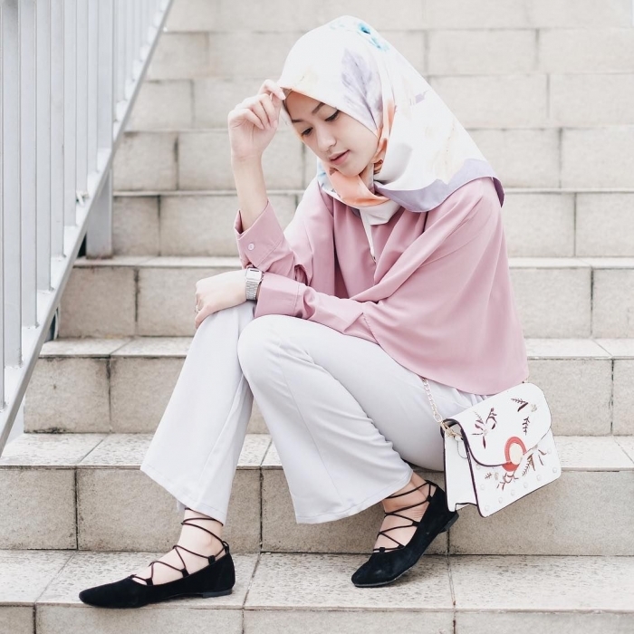 baju setelan celana hijab dengan celana putih