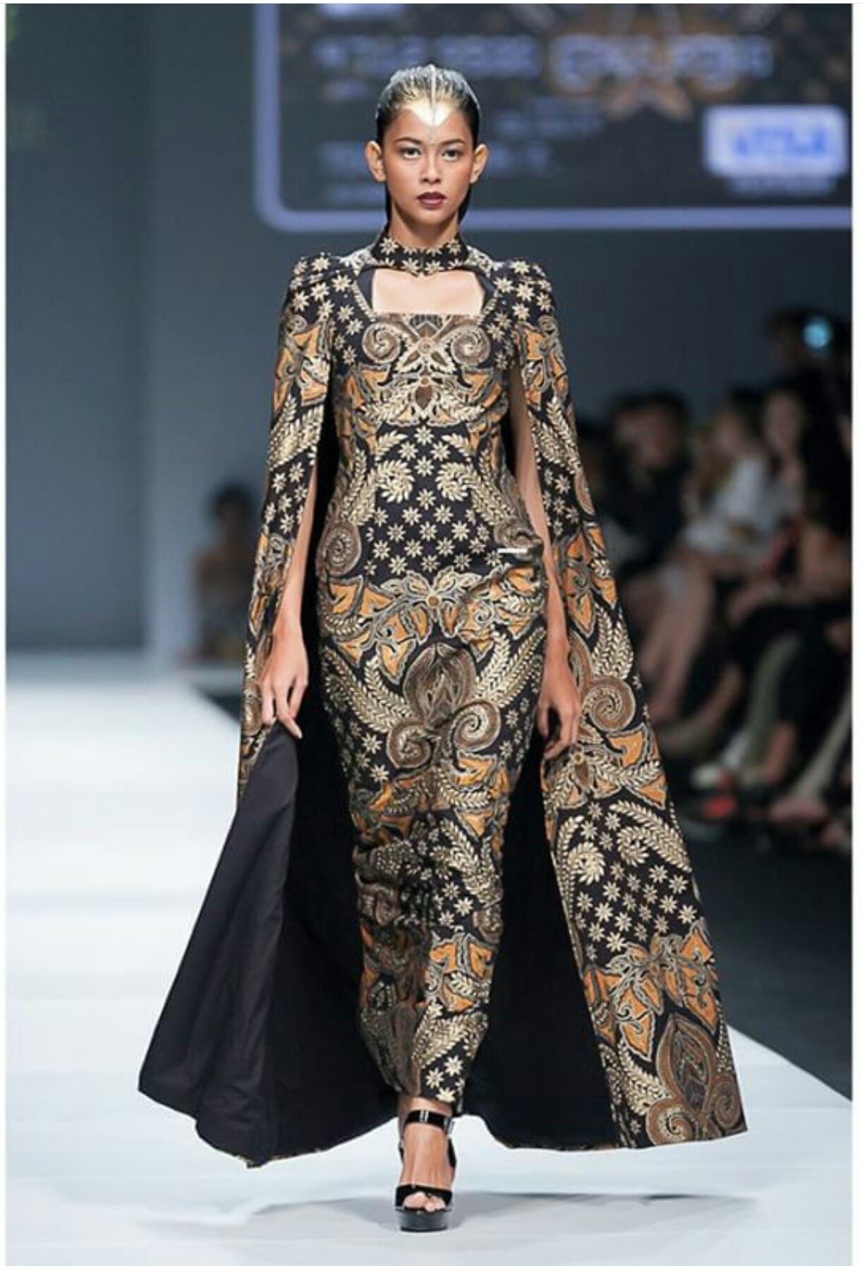 Gaun batik fashion show