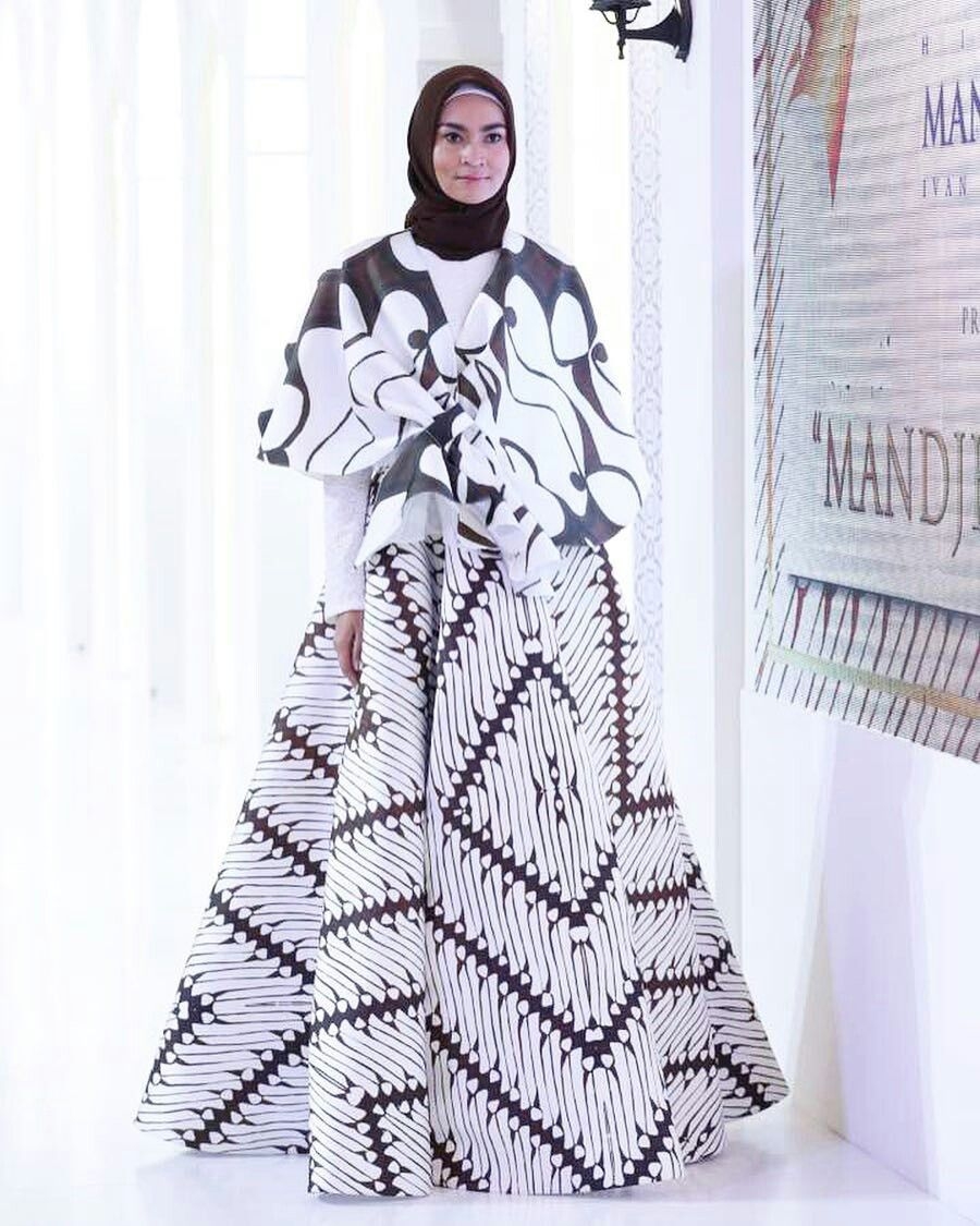 Gaun kombinasi batik