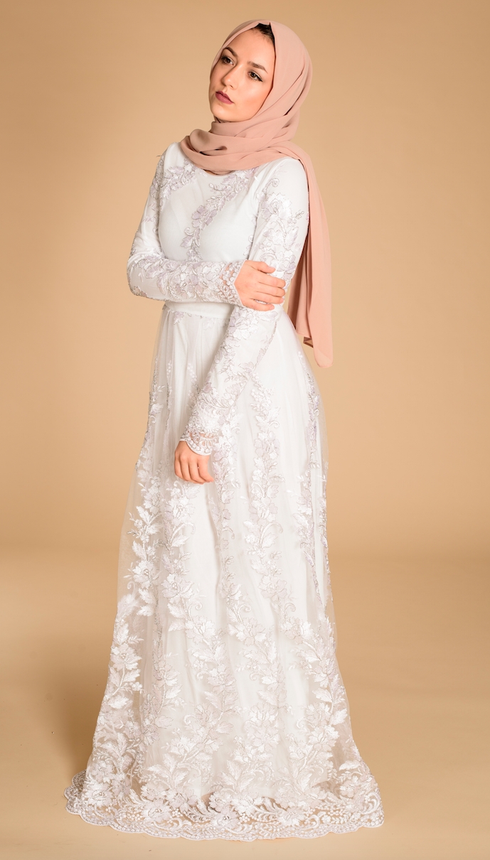 Gaun putih kombinasi brokat dan jilbab cream