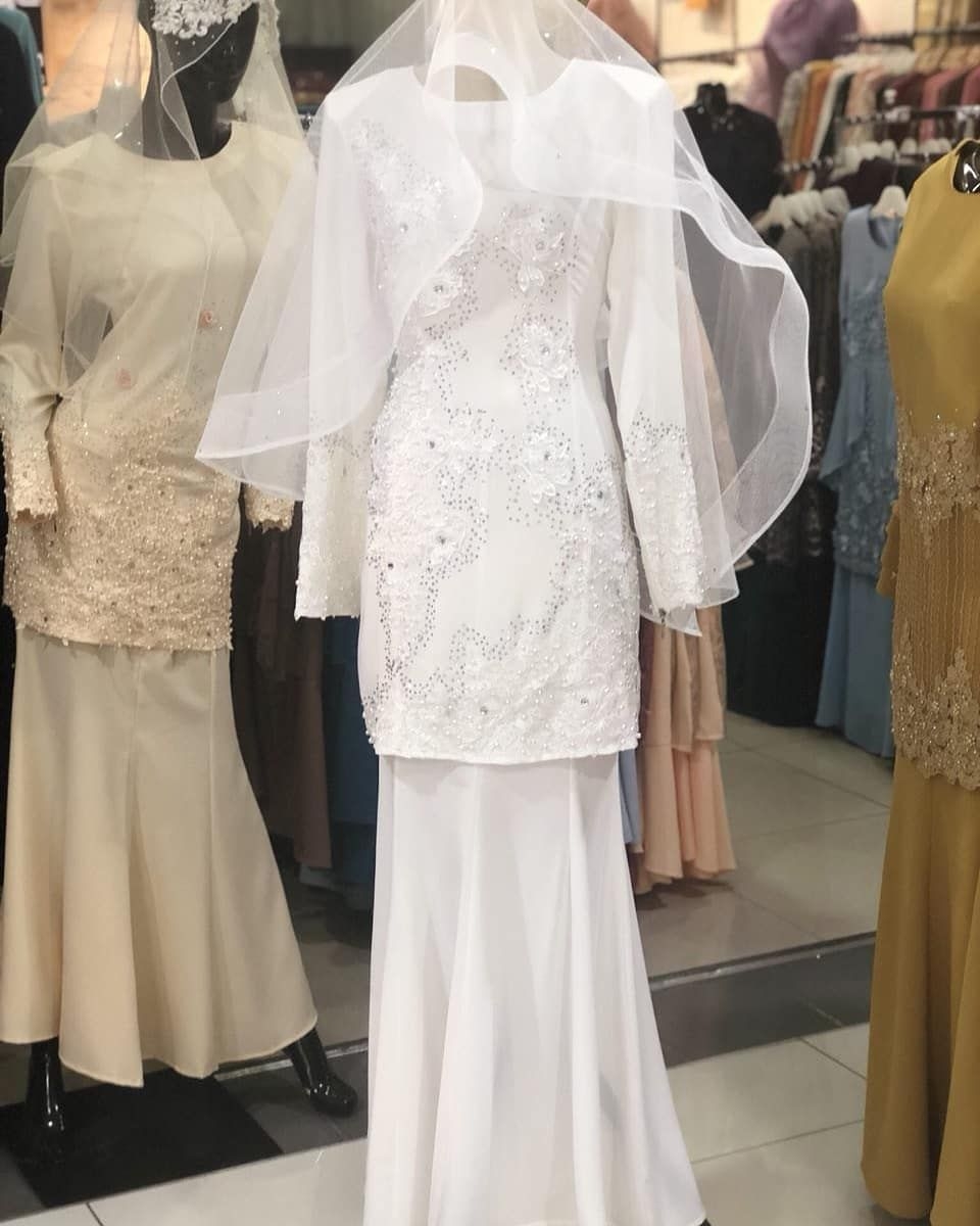 Gaun simple putih