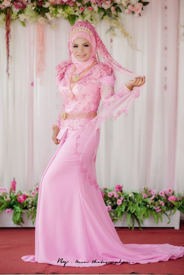 Gaun warna pink cetar