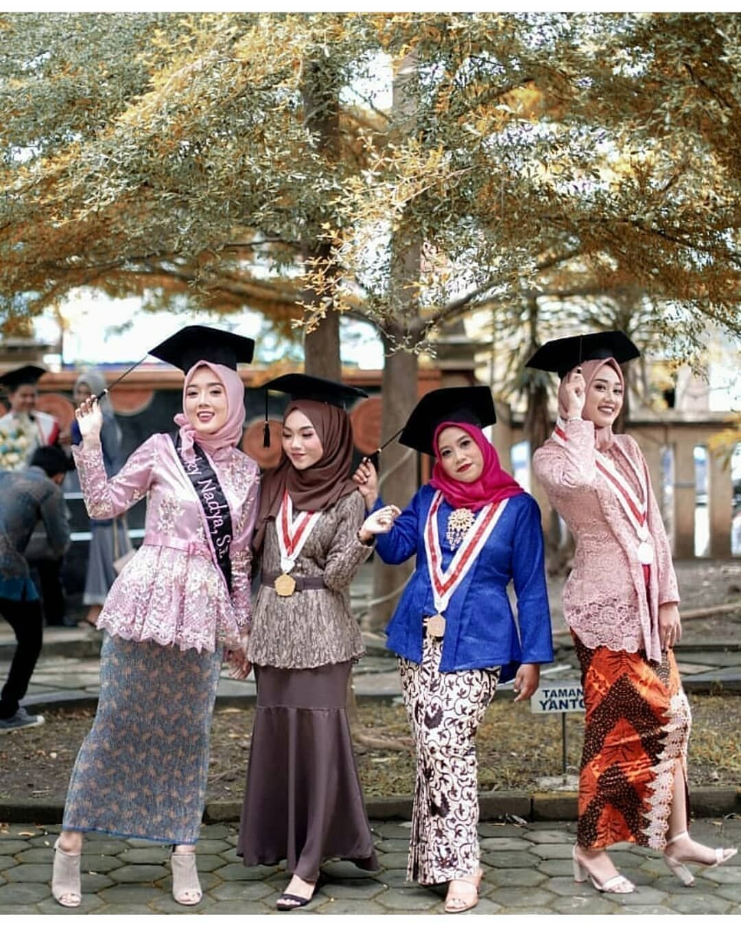 kebaya wisuda modern hijab dengan beberapa gaya