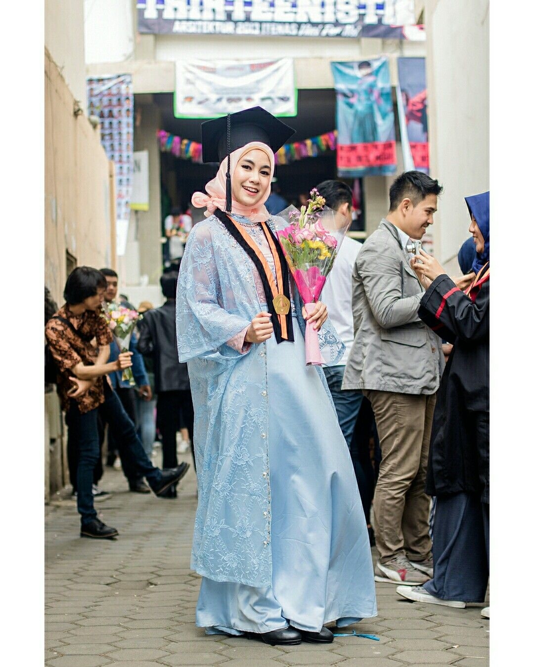 kebaya wisuda modern hijab dengan dress dan long outer