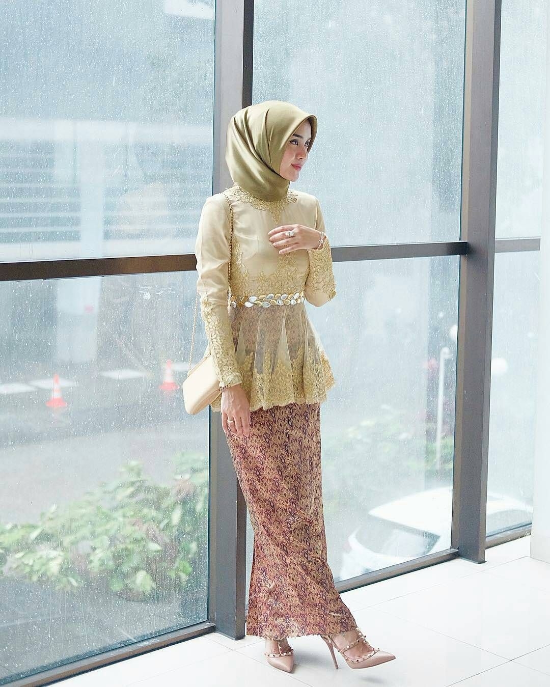 kebaya wisuda modern hijab dengan model peplum