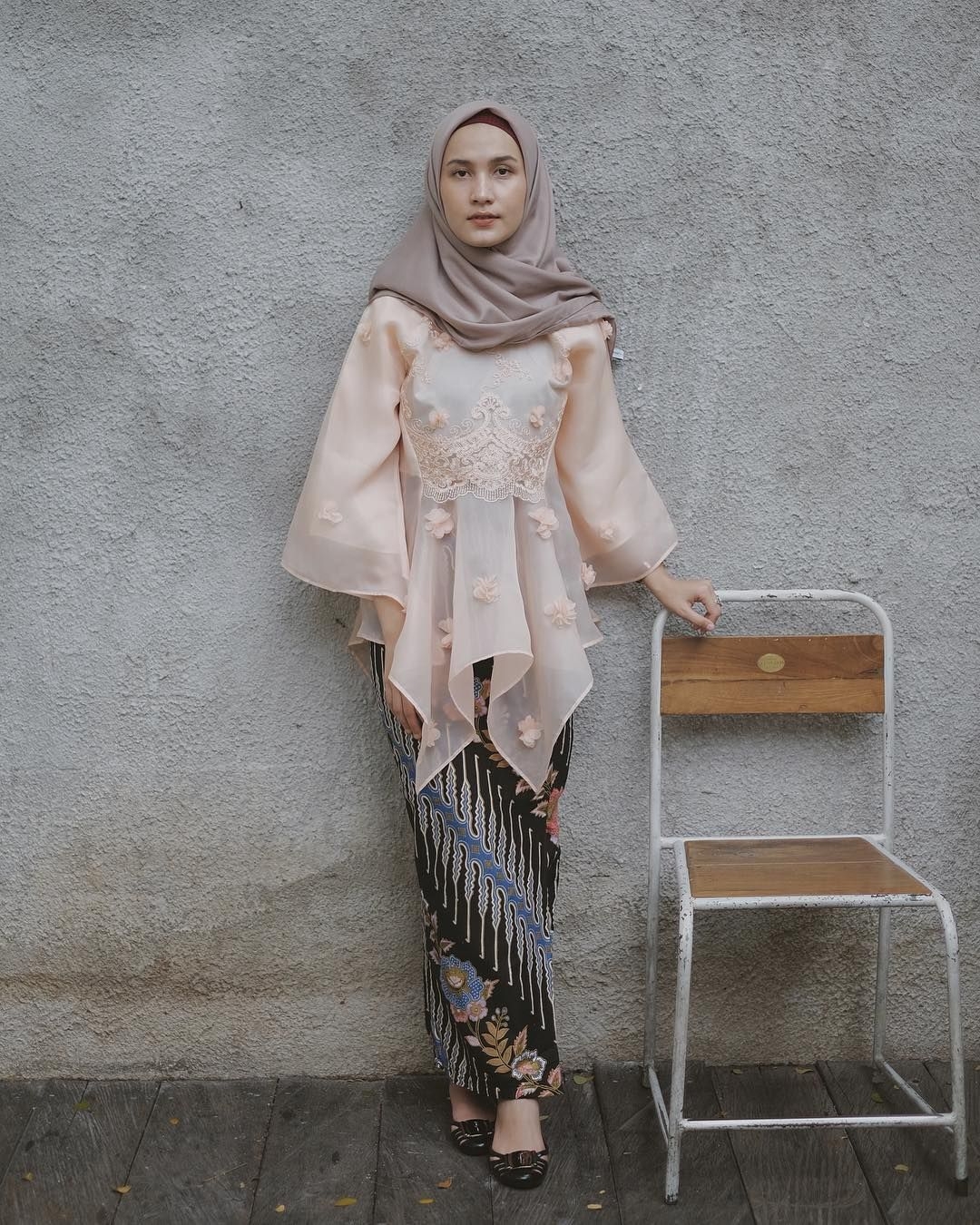 kebaya wisuda modern hijab dengan organza