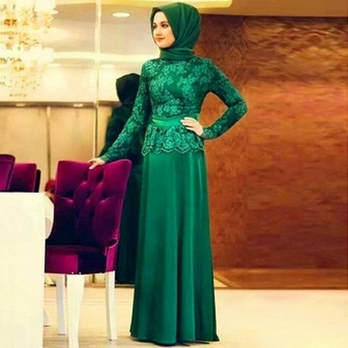 kebaya wisuda modern hijab dengan setelan dress hijau