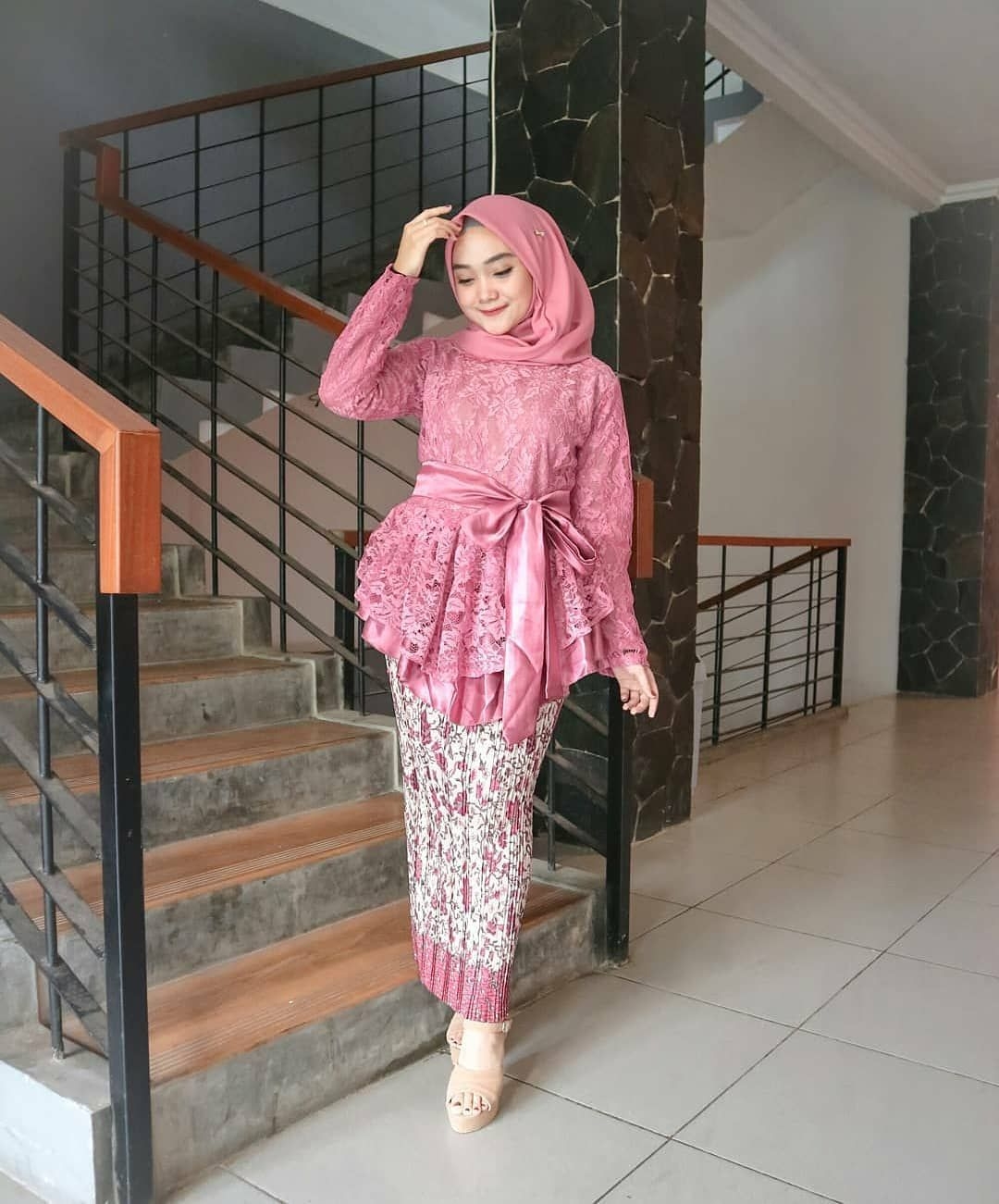 kebaya wisuda modern hijab dengan tema pink