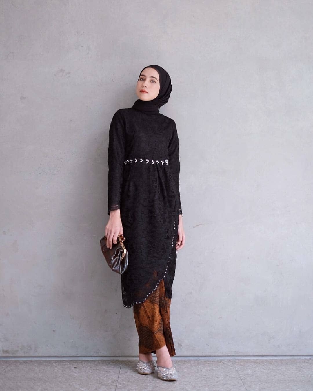 kebaya wisuda modern hijab warna hitam