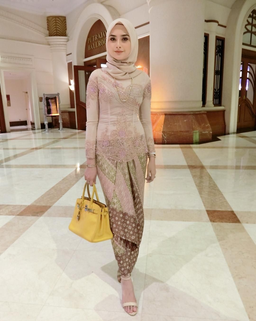 pin wahyu fitri on gaya hijab batik fashion kebaya