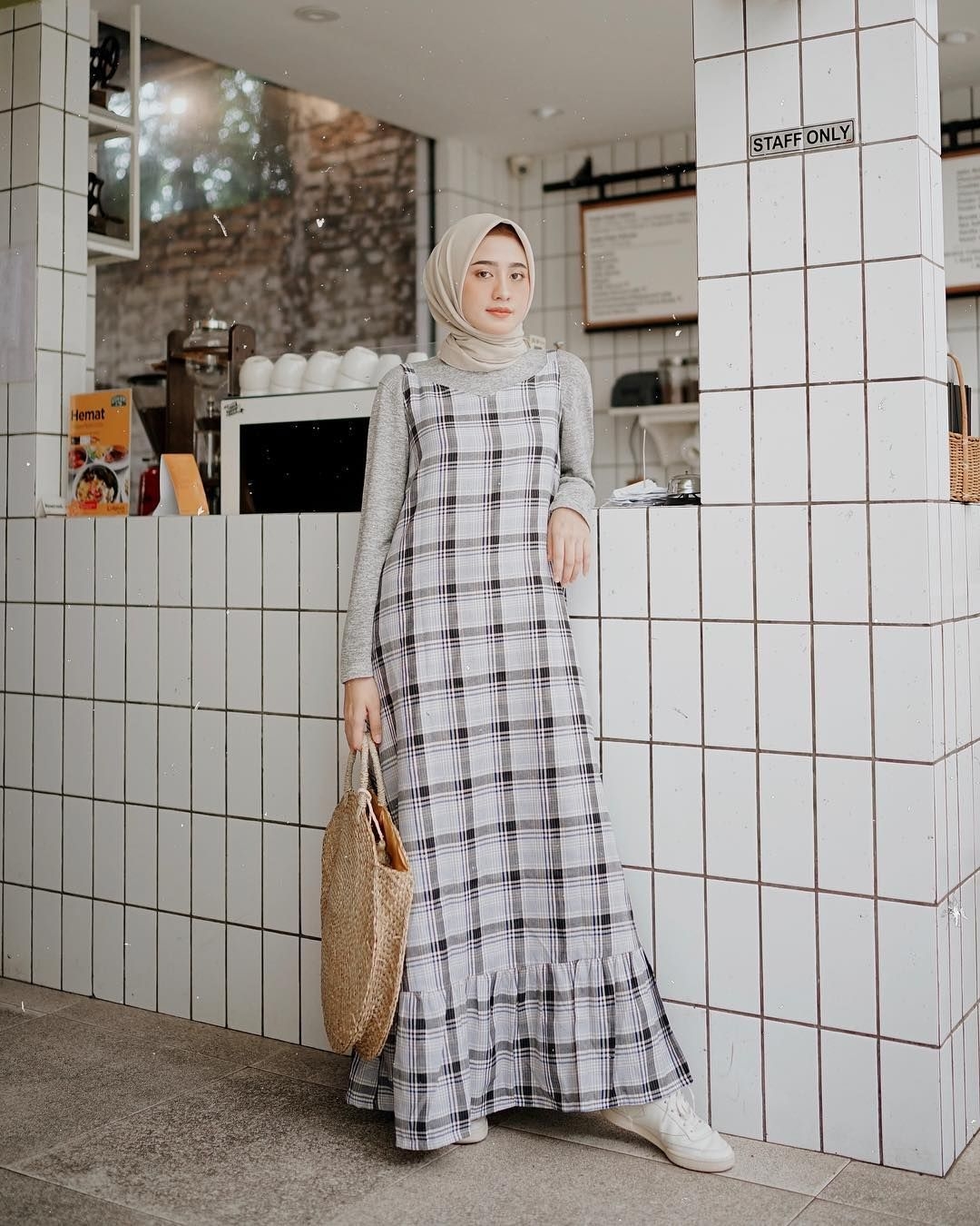 Style baju hijab simple dengan gaya feminin
