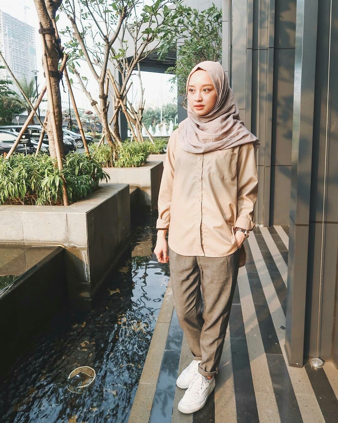 Style baju hijab simple dengan pashmina