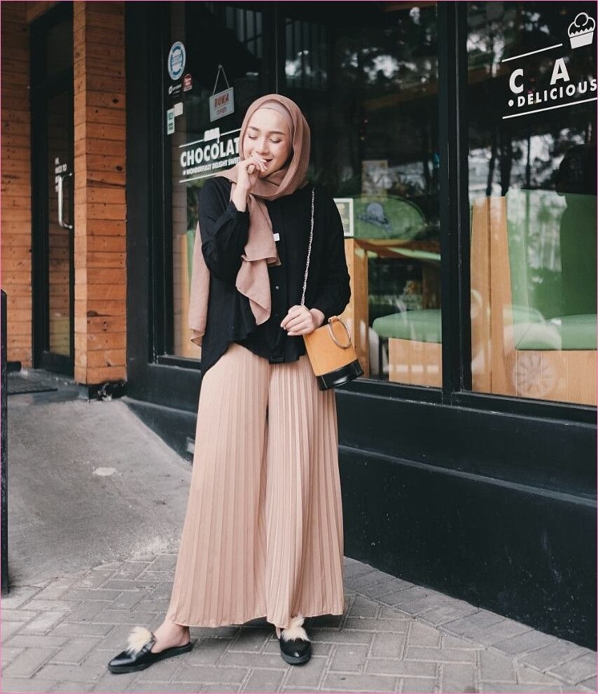 Style baju hijab simple dengan warna coklat