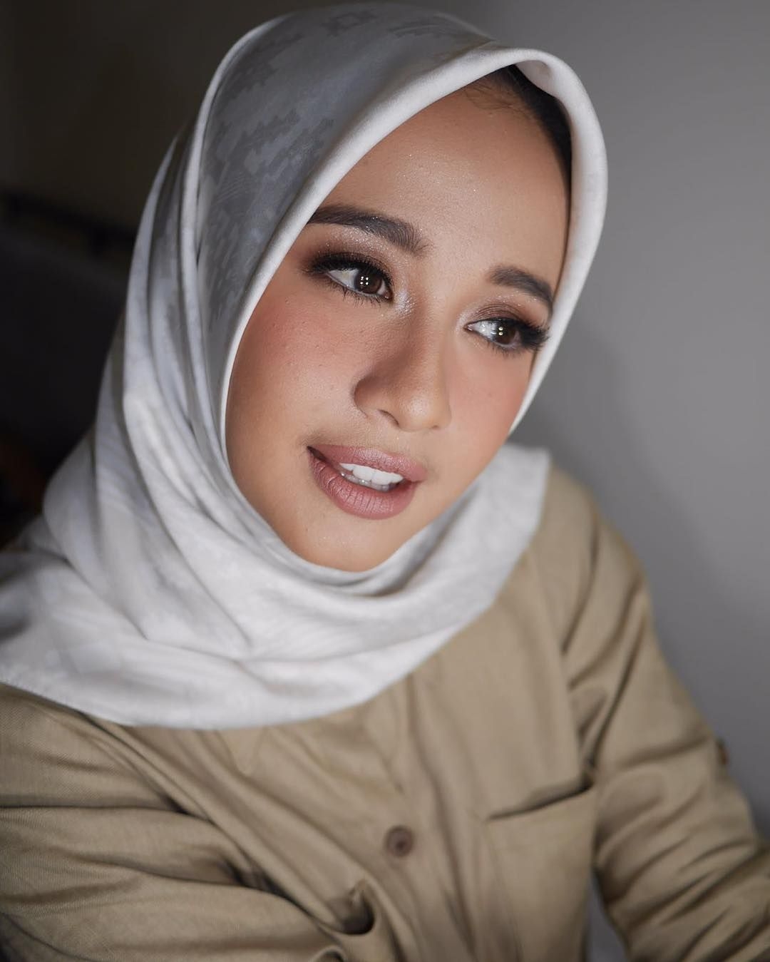Tutorial make up natural hijab ala Laudya Cintia Bella