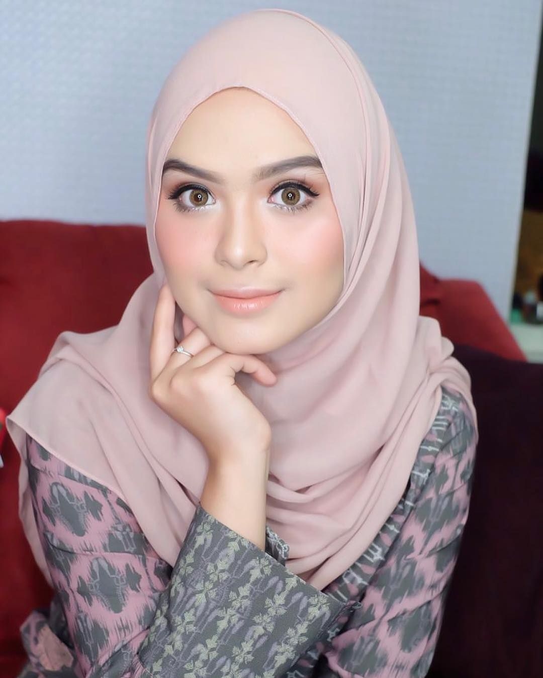 Tutorial make up natural hijab ala Vebby Palwinta