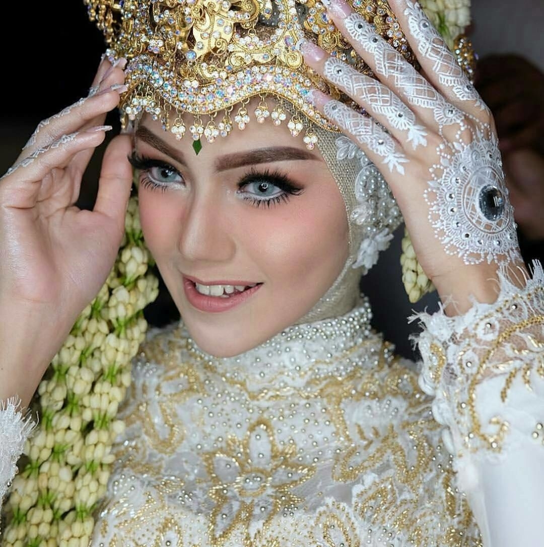 Tutorial make up natural hijab untuk acara pernikahan yang soft