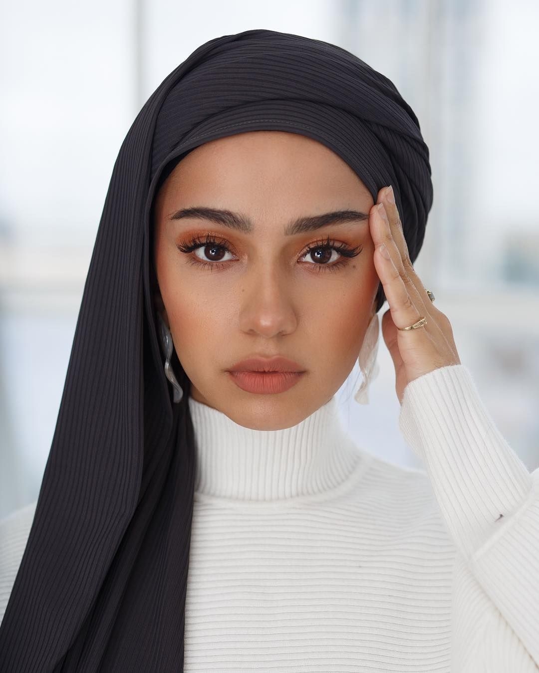 Tutorial make up natural hijab untuk kulit gelap