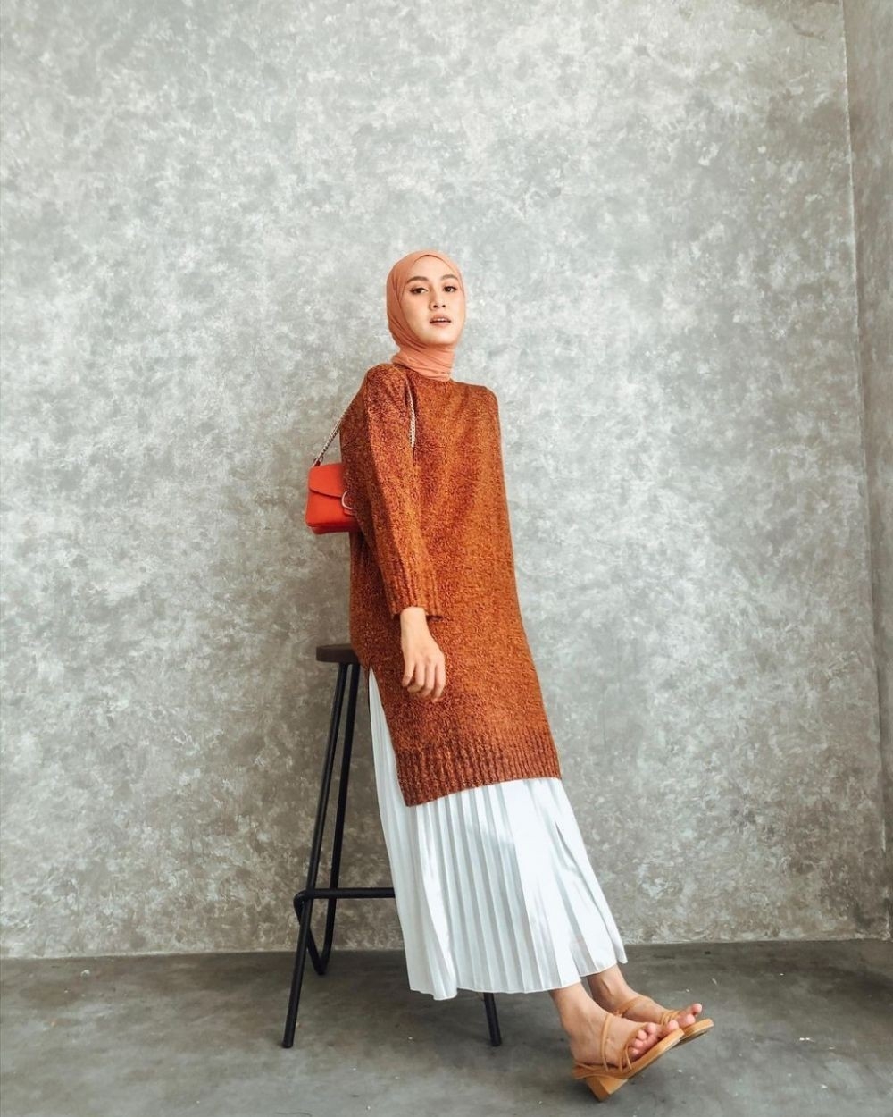 9 inspirasi padu padan tunik dan rok ala selebgram hijab