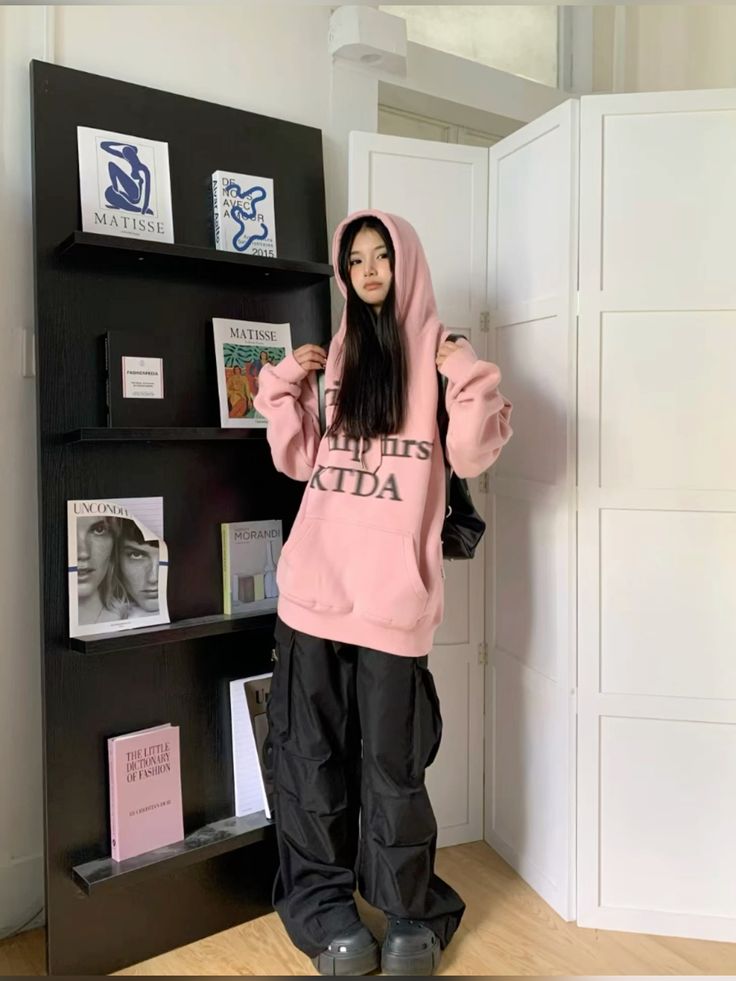 xiaohongshu girl trendy y2k fashion outfit idea inspo (pink hoodie, black cargo pants, baggy, oversized fit) douyin chinese fashion korean japanese