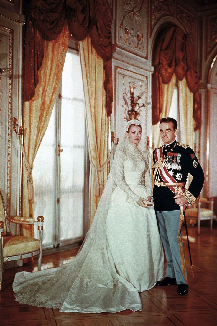 10 Hidden Details You Didn't Know About Grace Kelly's Wedding Dress