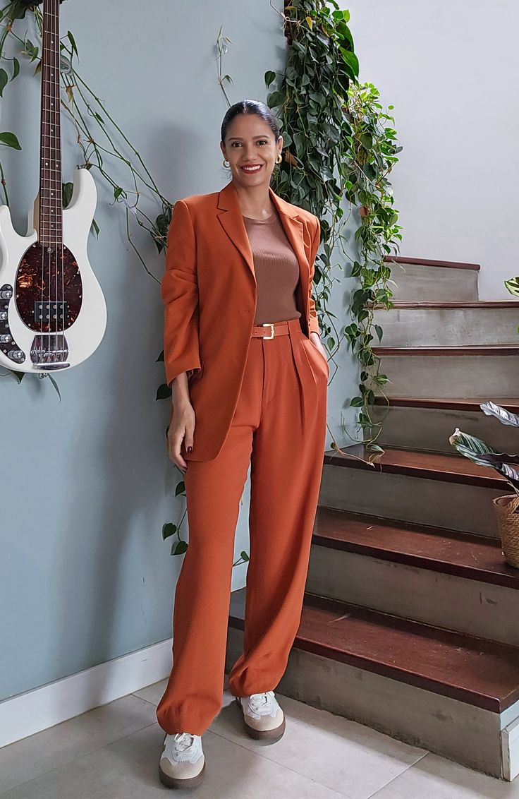 look corporativo conjunto alfaiataria laranja queimado e tênis outono